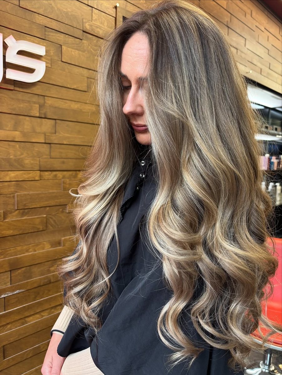 Long bronde balayage in loose waves, by Dea at Ergys Studio