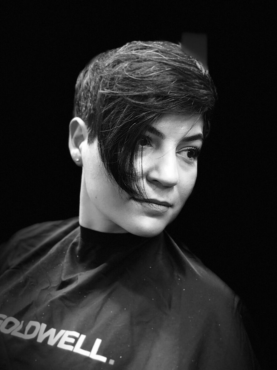 Short textured crop with a long side fringe, in black and white