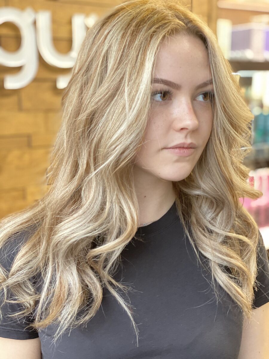 Honey blonde highlights on long, loose waves